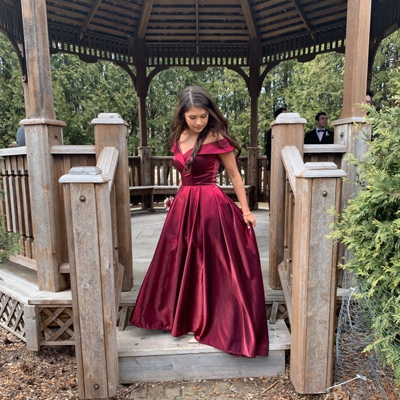 Timeless cranberry iridescent prom dress - Picture 2 of 8